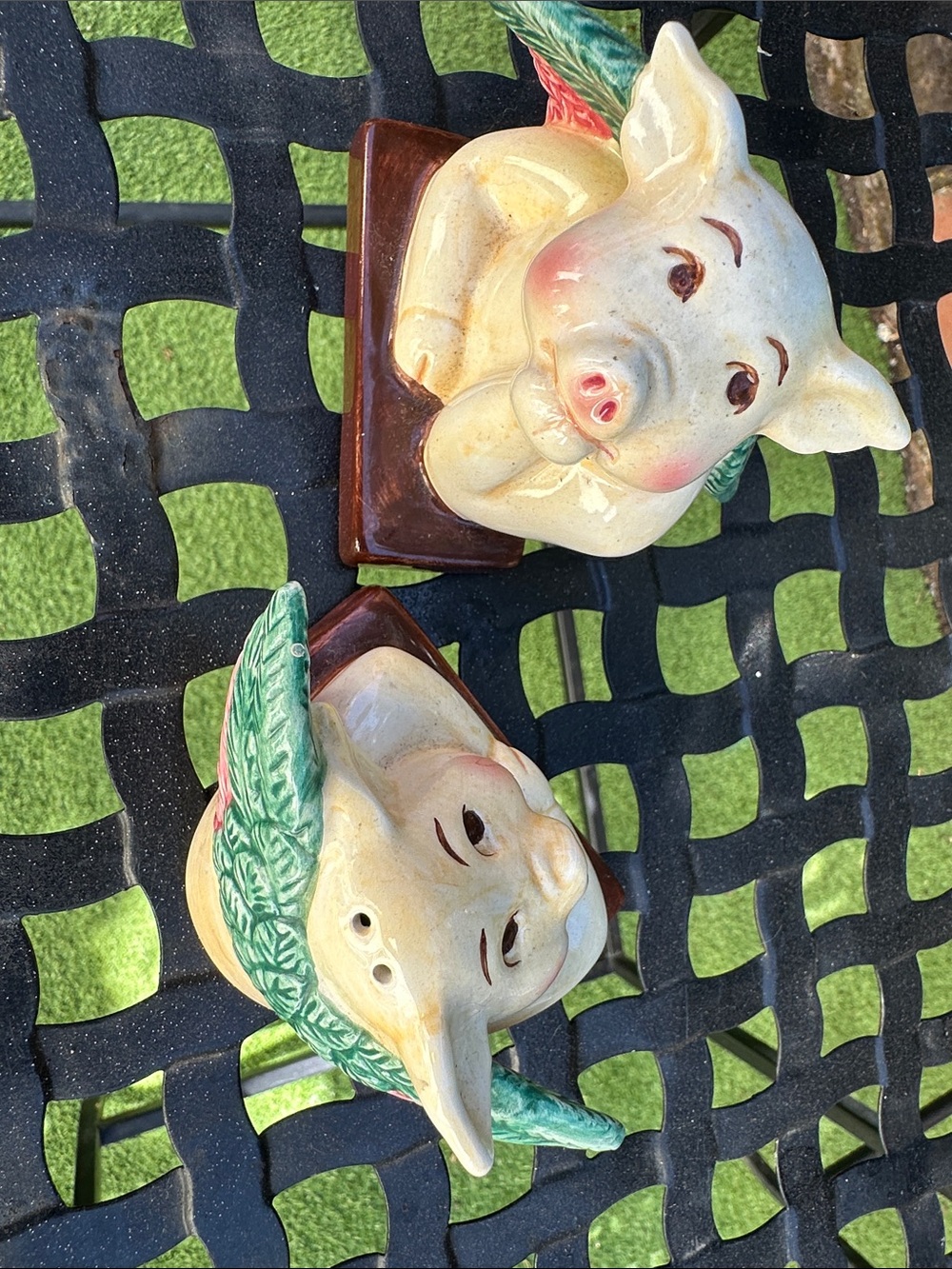 Ceramic Pig Salt and Pepper Shaker Set in Cream and Green - Unbranded